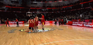 女篮世界杯预选赛，中国女篮84：74捷克，抗打的还得是老将王思雨，关键时刻里突外