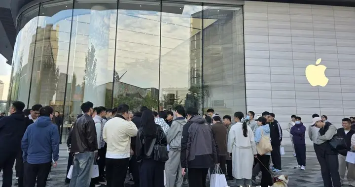 iPhone Duo发售首日：济南门店提前营业，有人加价1400元回收
