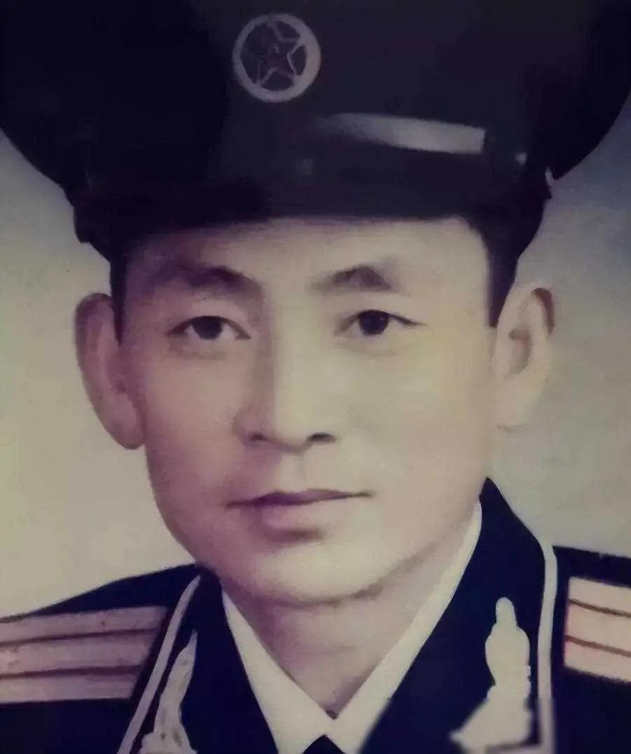 1955年，何政军的父亲何绍宽授衔时，一张罕见的留影，他是老红军。说起经典老剧，