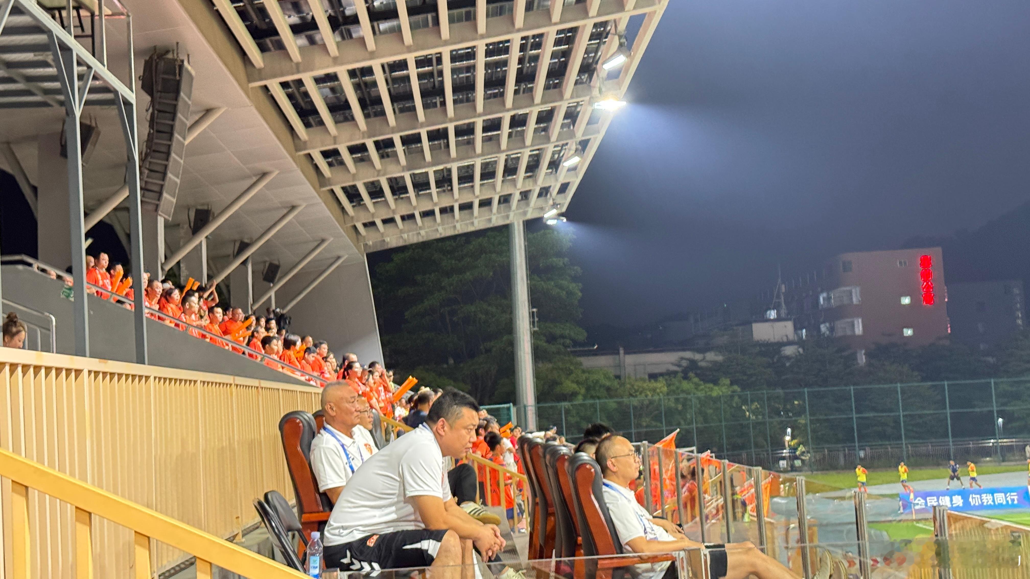 今天中冠联赛 深圳吉祥VS广东晨星创尔特，现场观众人数：599人【官方播报】鸣聊