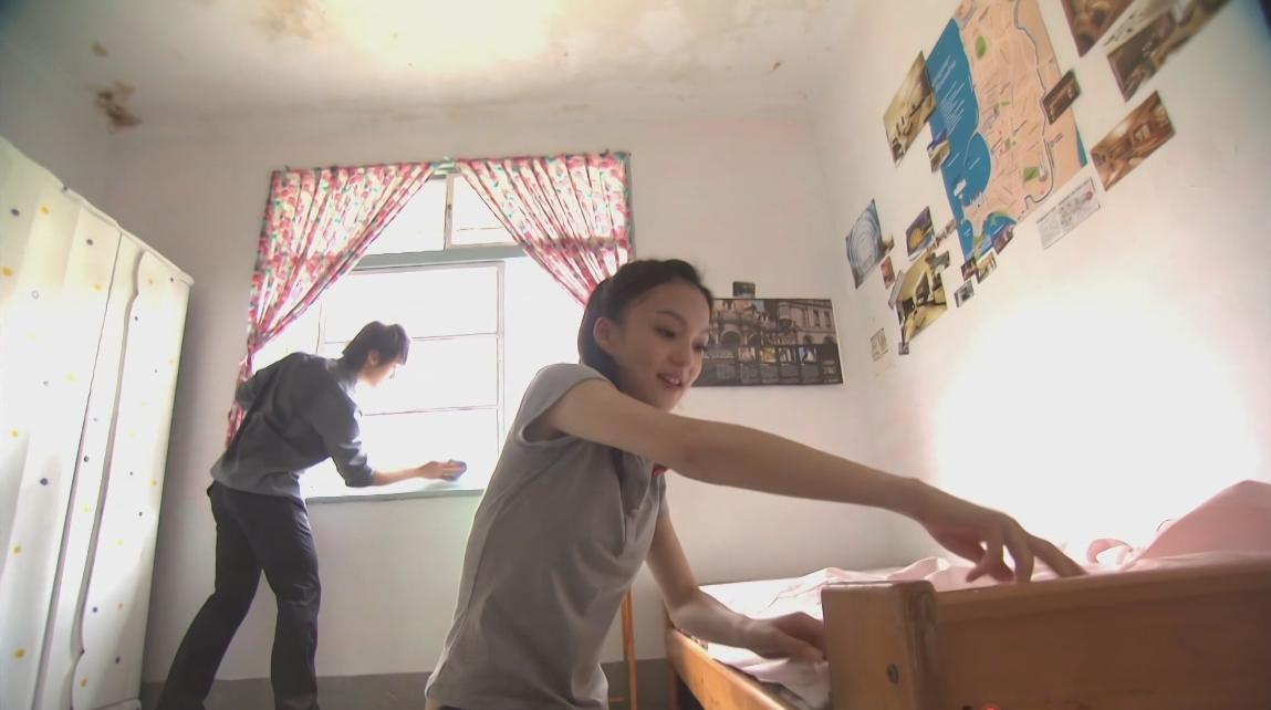 南风瑾还真能吃苦，从小是养尊处优的大少爷，离开皇甫家之后，竟然能跟小麦住旧房子，
