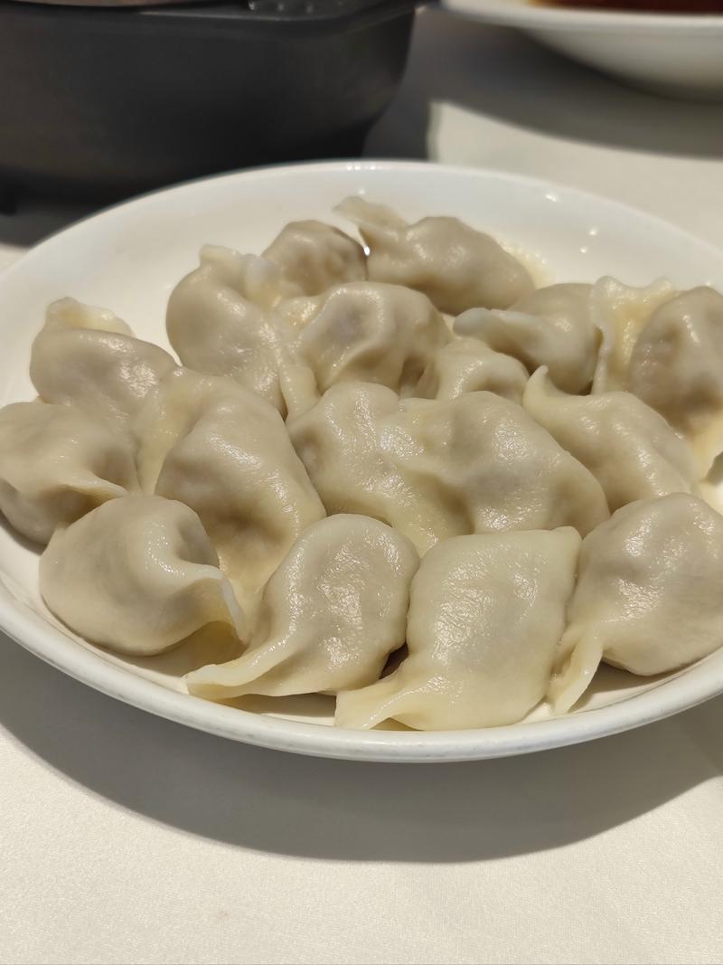 这段时间网上一直在争论饺子的地位，但我觉得这种事情没有什么好争论的，一方水土养育