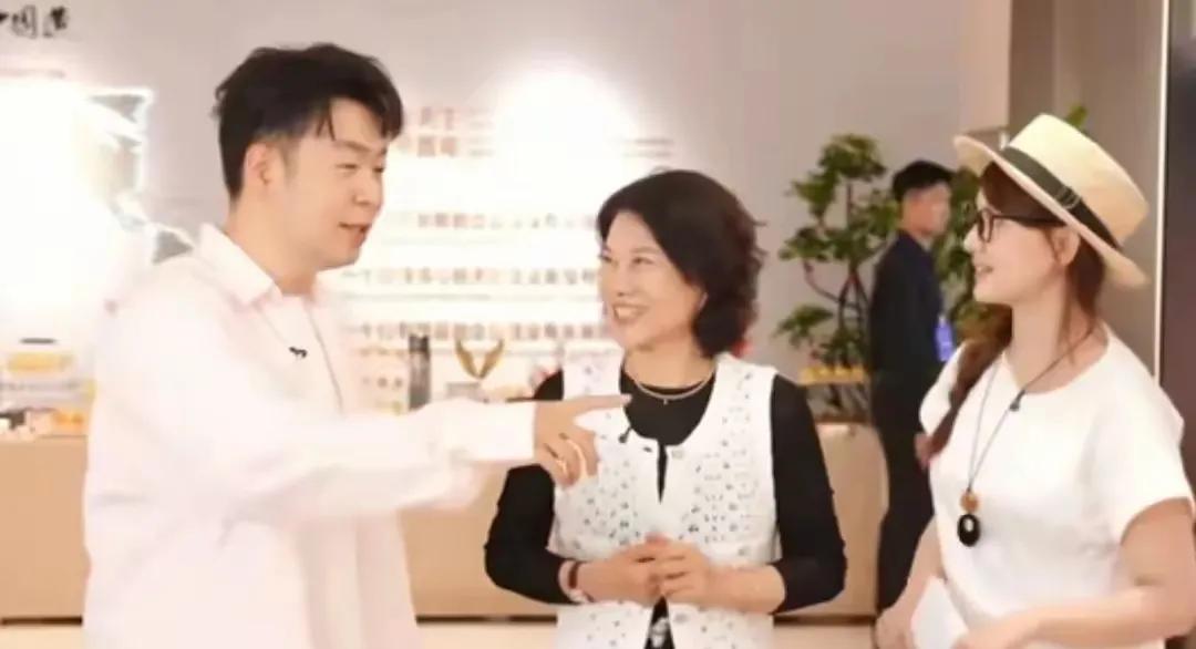 孟雨童又陪着董明珠去长沙了。
看来两个人合作紧密且频繁，应该是要进行系列合作了。