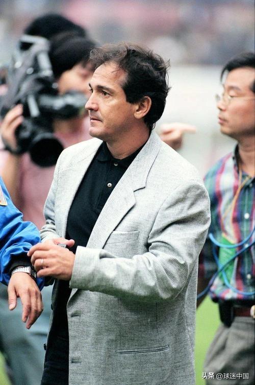 墨里西：1998年，来到上海申花执教已有一段时间，大家其实能明显看到，球队在联赛