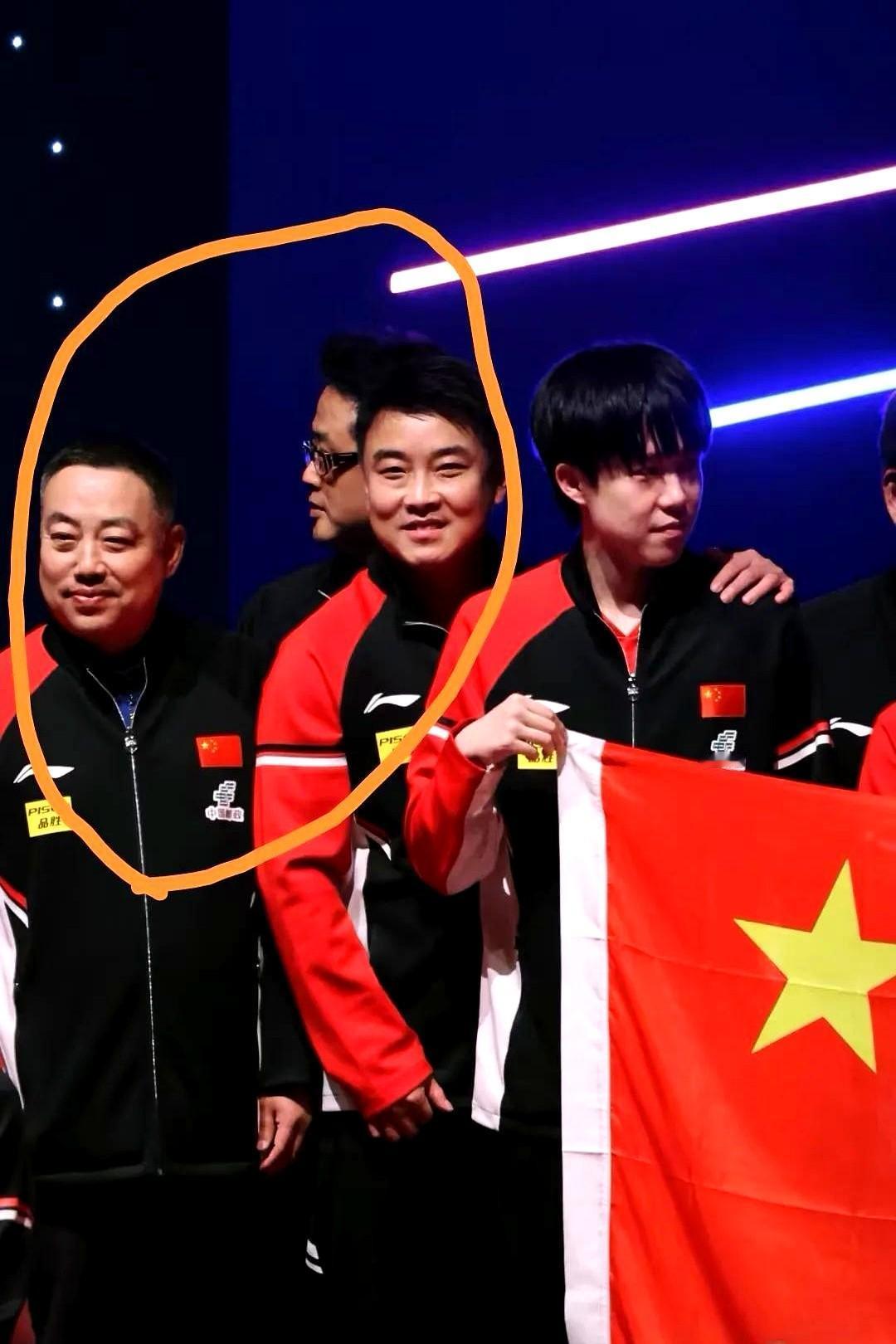 王皓你太过分了啊，没想到你是这样的人，难怪刘国梁这么嫌弃你。

合影时才发现你平