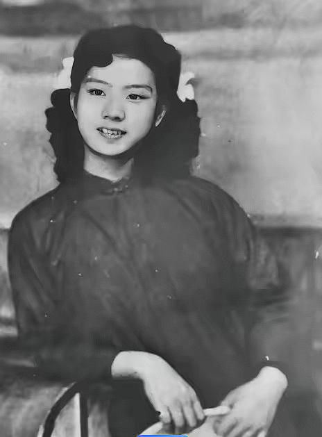 1949 年，那个黑暗的年代，特务头子毛森，像一条恶狼般抓捕了一个风情万种的交际