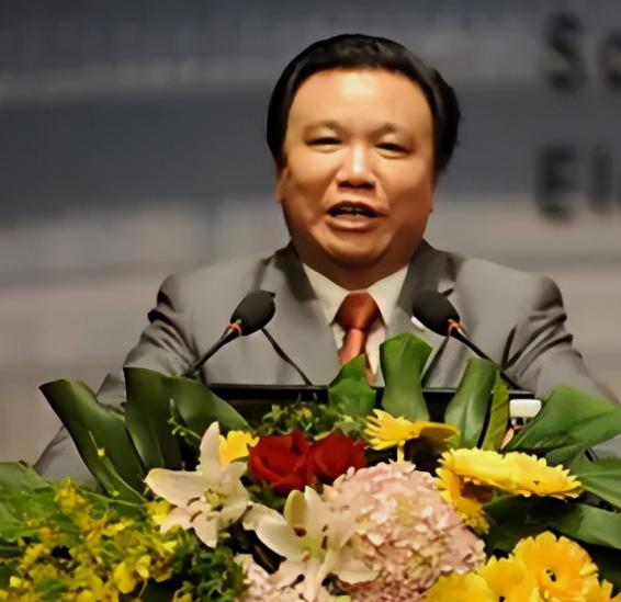 半点不冤！捐给美国7千万，满嘴"中国穷关我啥事"，如今破产了

有个人，干了件让