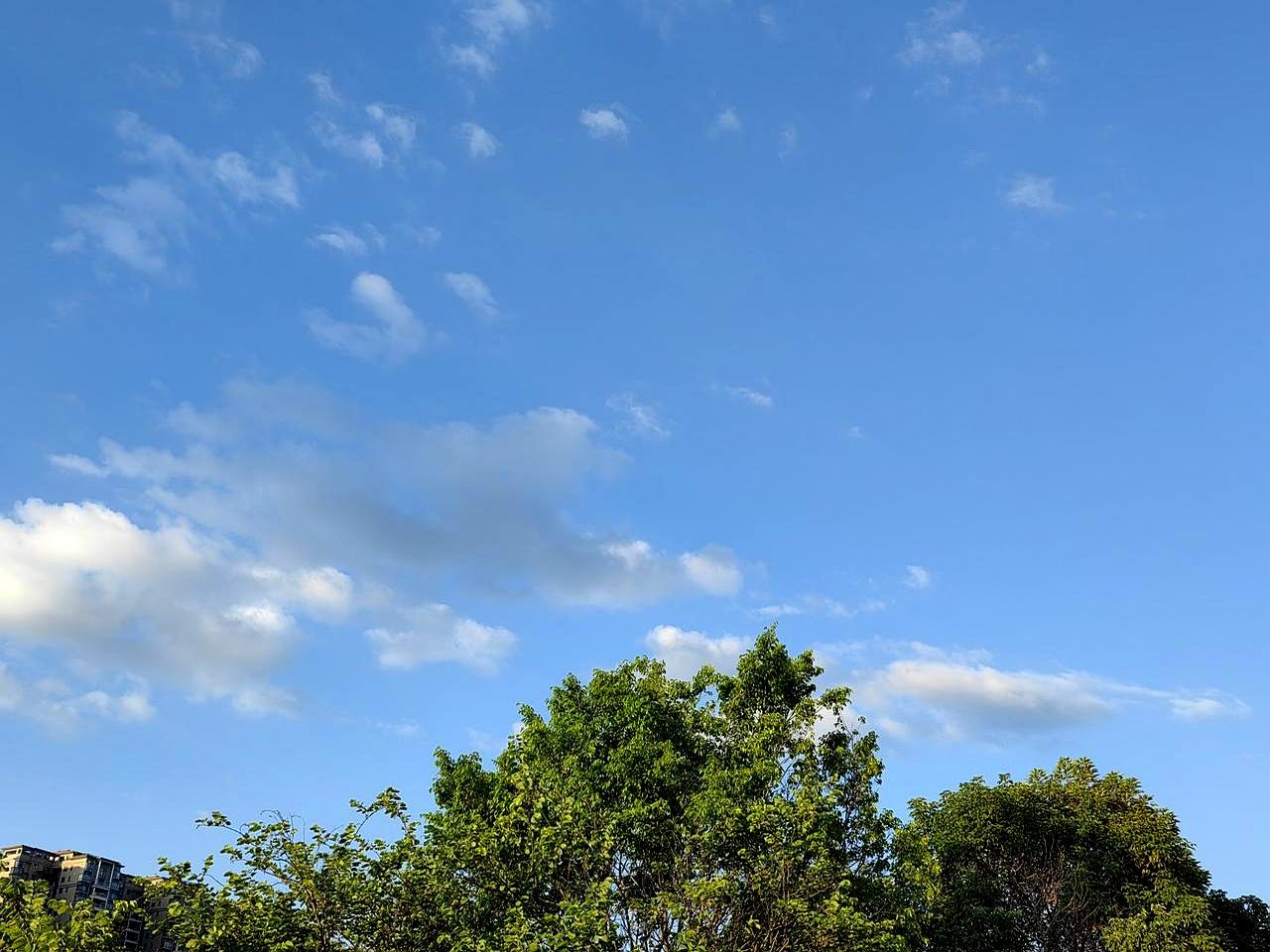 网友@职场老炮儿
最近聊起前老板：“部门为方案吵翻天时，他就坐边上听，末了一句