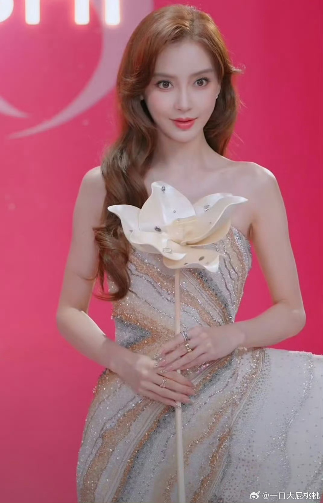 baby今晚品牌直播活动穿了Rahul Mishra 2026春夏高级定制系列不