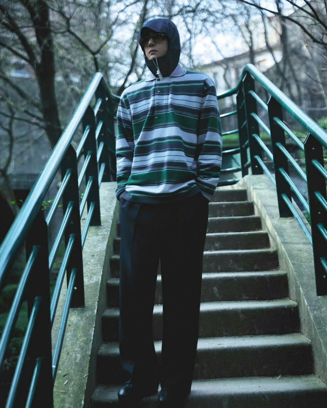 王一博条纹卷毛男孩巴黎时装周的镜头里，王一博这组条纹卷毛造型太绝了。利落的骨相撑