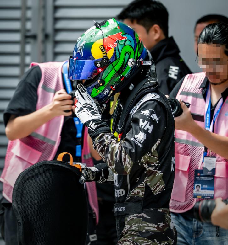今年珠海站GT3组别30台车，奔驰AMG、法拉利、兰博基尼、保时捷、宝马全线集结