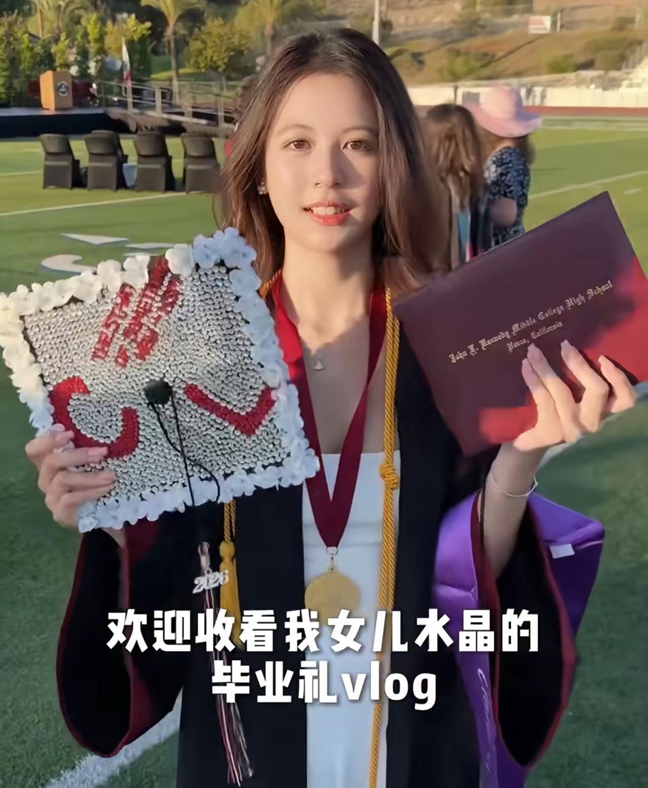 翁虹晒出女儿刘莳高中毕业视频，十分自豪的说，自己女儿高中全年级前三，拿了全A毕业