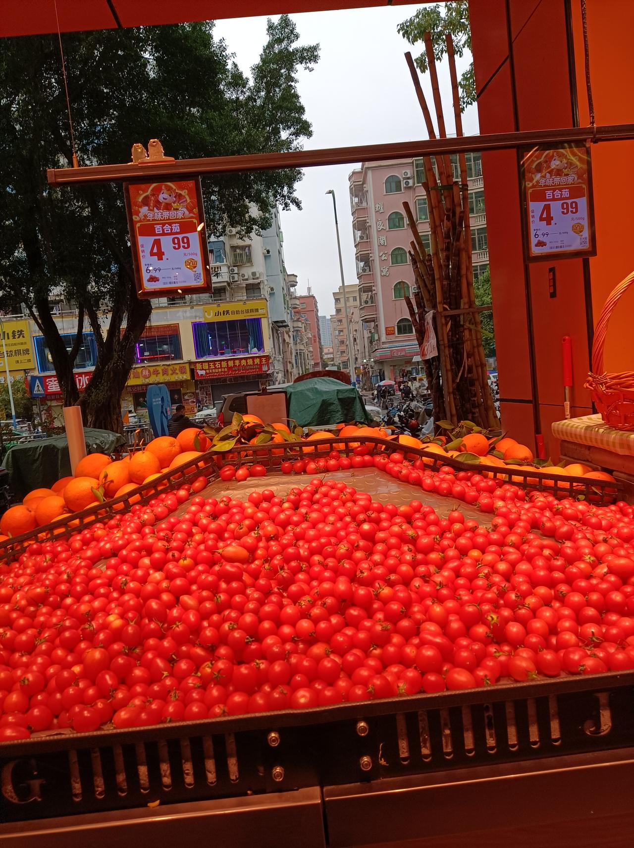 分享一张你最近随拍的照片过年了，红红火火的，超市的水果也一片红火，价格也还可以