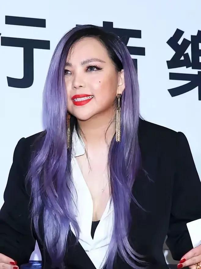 自从她发福之后，这已经是她最好看的一组造型了！烈焰红唇配紫发，一点都不显得突兀，