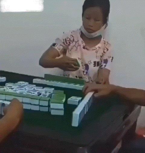 网友:从她胡牌的动作来看，应该是一晚上就胡这一把！