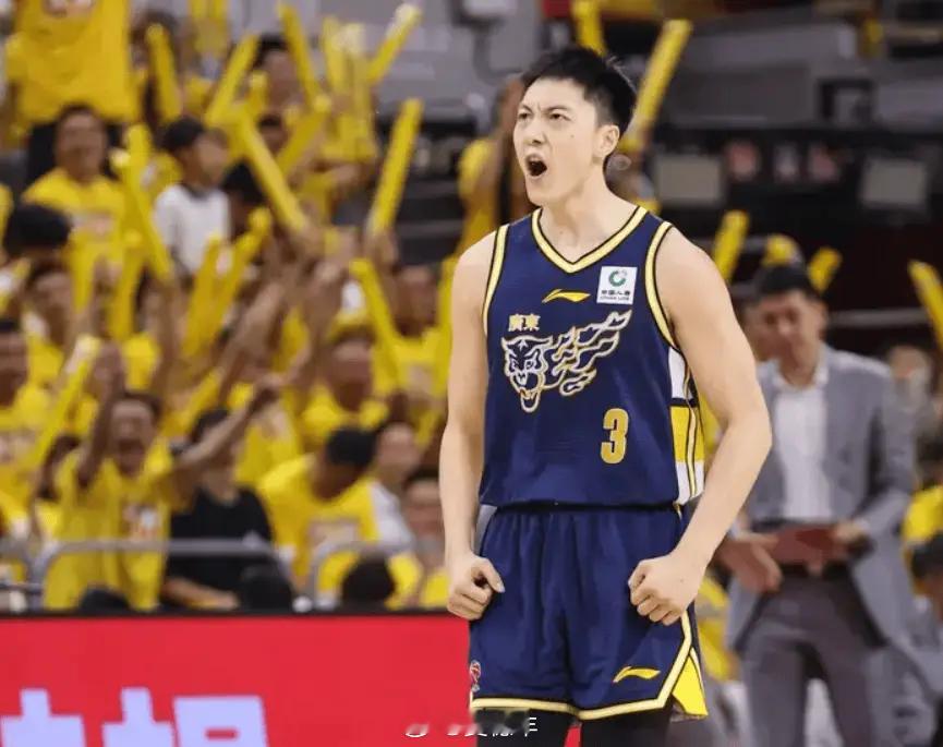 胡明轩全场13投9中，三分球9投5中，贡献23分1篮板6助攻1抢断2封盖，表现无