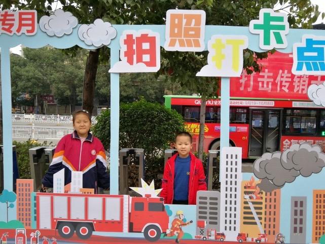 **拍照打卡？别傻了！我告诉你，真正的“网红”是会“记录”的人！**

说到如今