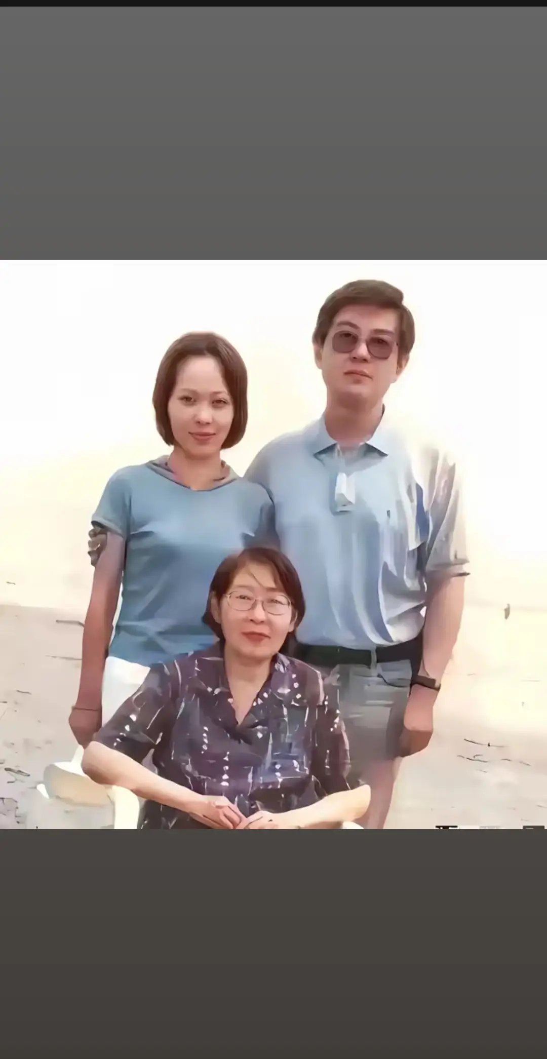 2001年 李敏带着儿子孔继宁和儿媳沈蓉 在北戴河拍下了这张珍贵合照 
