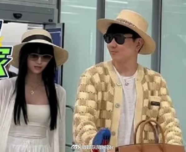 林俊杰和女友七七同游巴黎 有媒体拍到林俊杰和七七一起去巴黎了，这么甜甜蜜蜜！林俊