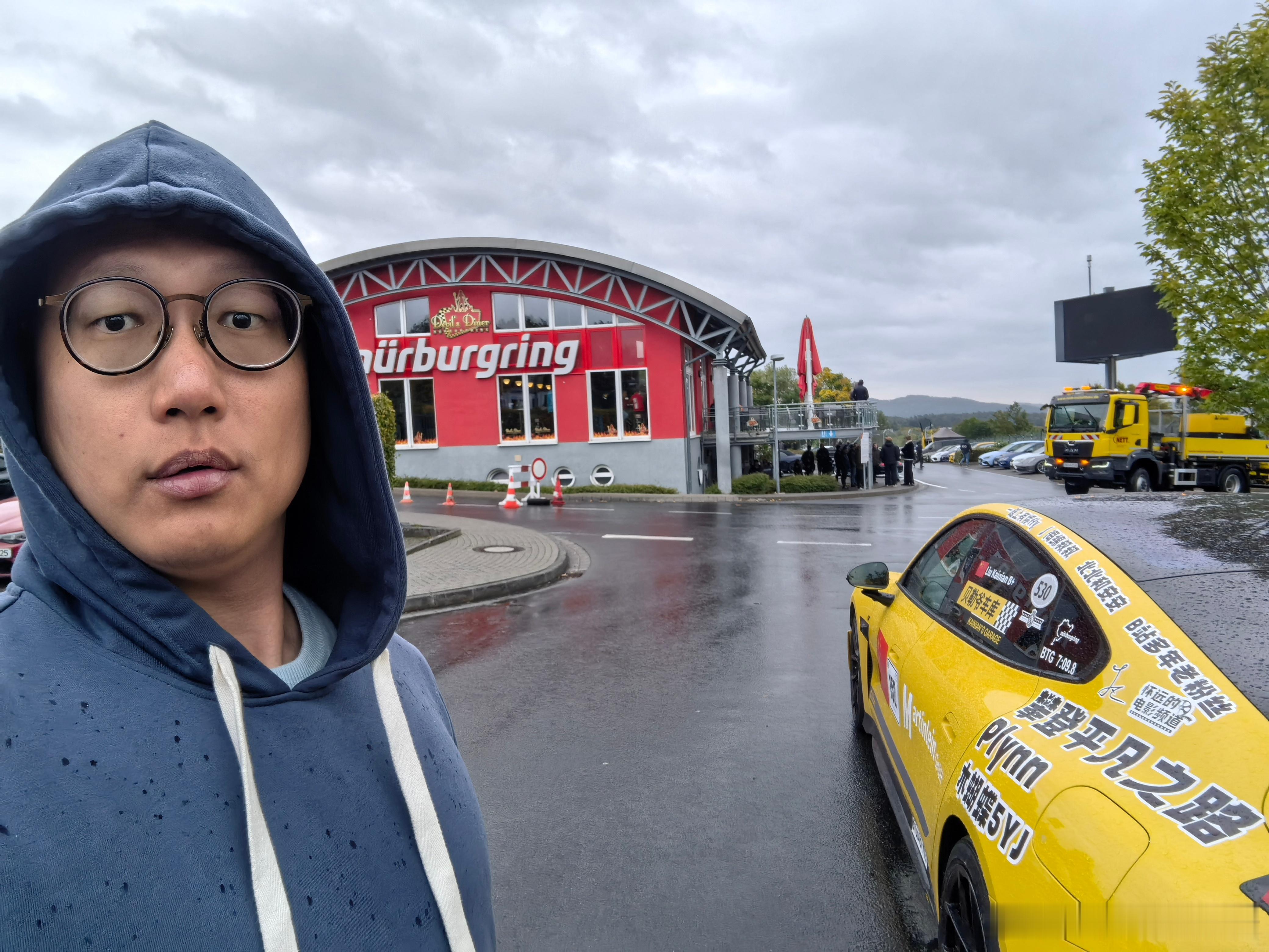 很无奈啊！纽北连着遇到两个雨天这种事儿也是让我遇着了，外面显示有8度，但体感温度