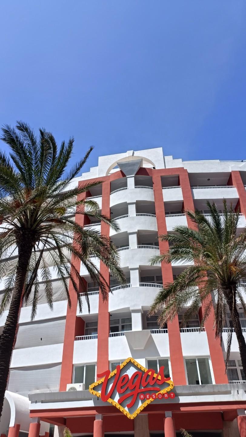 🌴🏨 热带度假胜地，Vegas Resort等你来！🌞🏖️
上联:翠羽拂