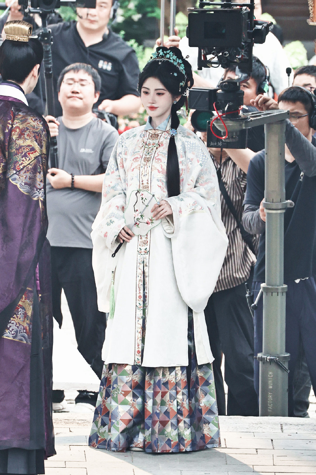 jjy鞠婧祎来战 jjy鞠婧祎阿黛 “玫瑰之所以是玫瑰，是风与光的眷顾，更是视线