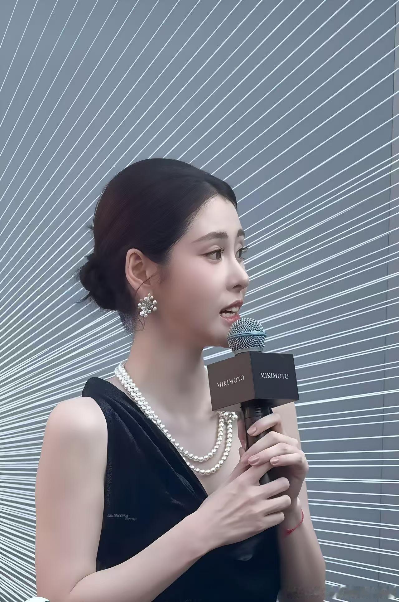 活动上萌萌的姐姐 张碧晨好矜贵的一张脸张碧晨好美的侧颜
