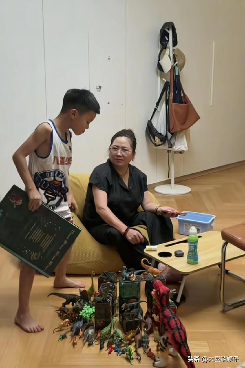 秋天妈妈还笑呢，要我都得哭。

她这儿子再不好好管管，真的就养废了，外婆训他两句