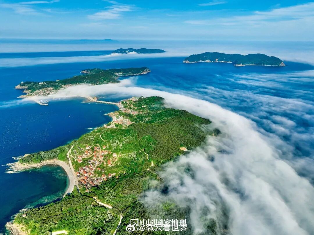 长山群岛位于我国黄海北部，由200多个海岛组成，这里是我国北方著名的“蓝色粮仓”