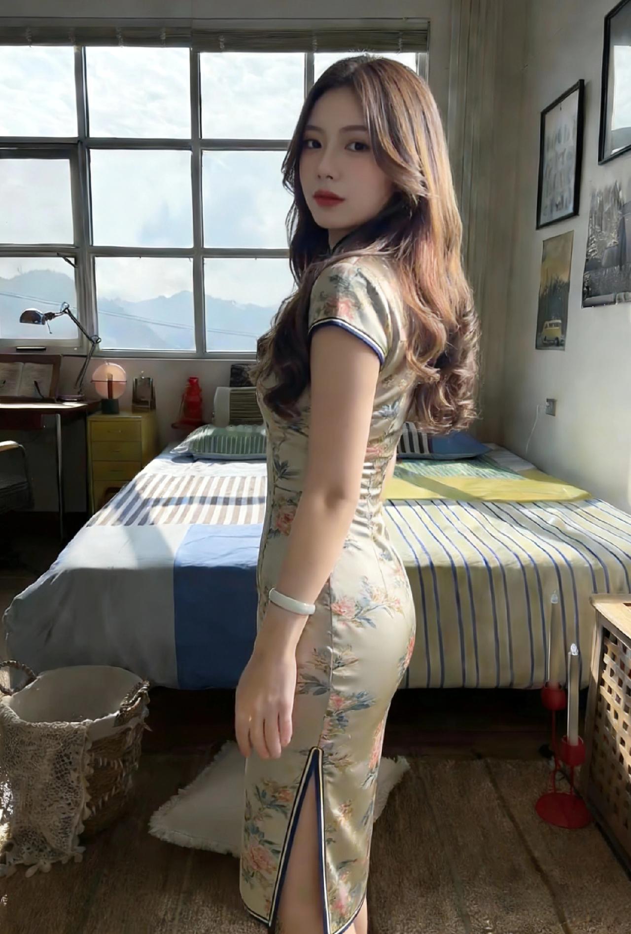 素袍轻绣一枝春，静倚窗光态更真。
不借东风添艳色，自将温婉染烟尘。