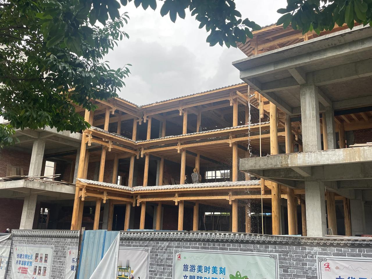 用专业术语说出图中房屋建筑的构造
我先来：一正两厢、主体混凝土框架、滴水围檐木楔
