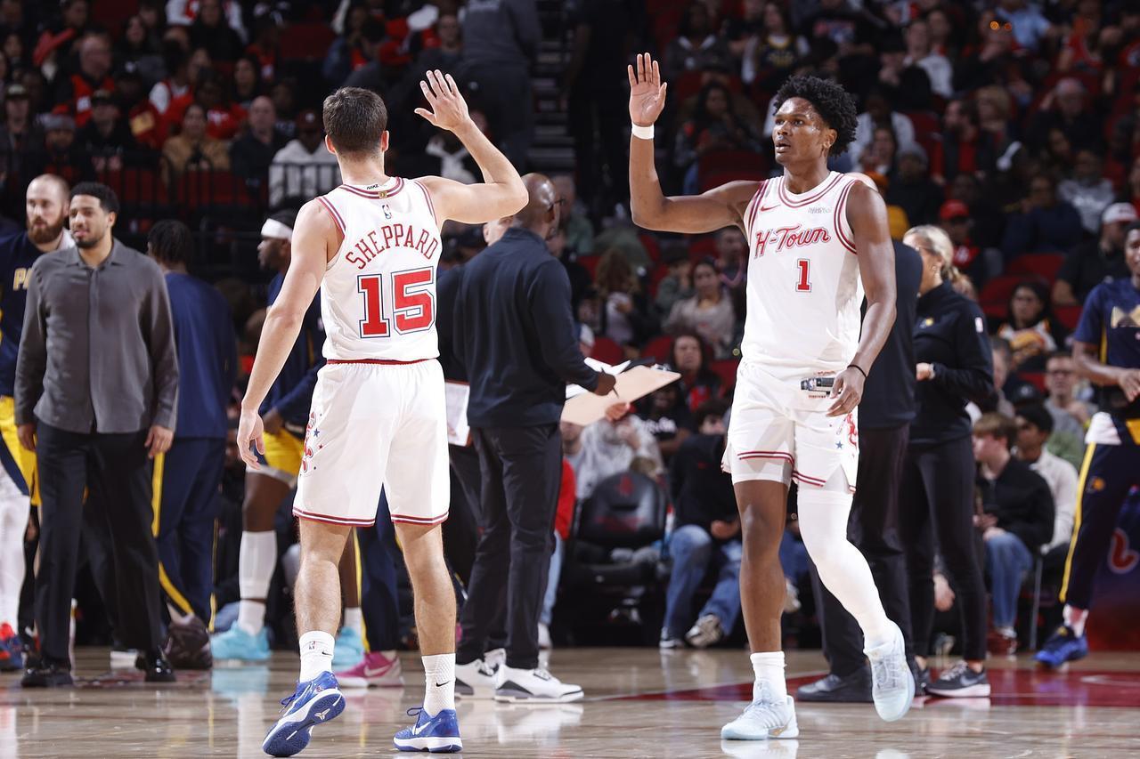 火箭队的排名已经被牢牢地锁定在了西部第五的位置上，明天火箭战灰熊，杜兰特等首发球