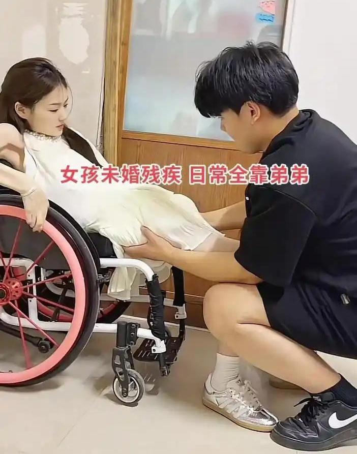 有这样的弟弟就是姐姐最幸福的事情了吧，姐姐身体残疾不能行走，父母年龄也不小了，照