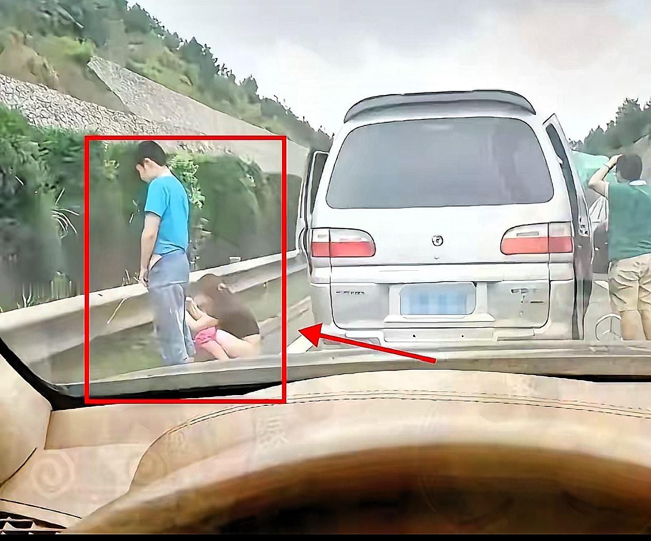 十一高速就地“方便”引争论，骂谁真不用二选一！

十一高速堵得挪不动窝，又爆出一