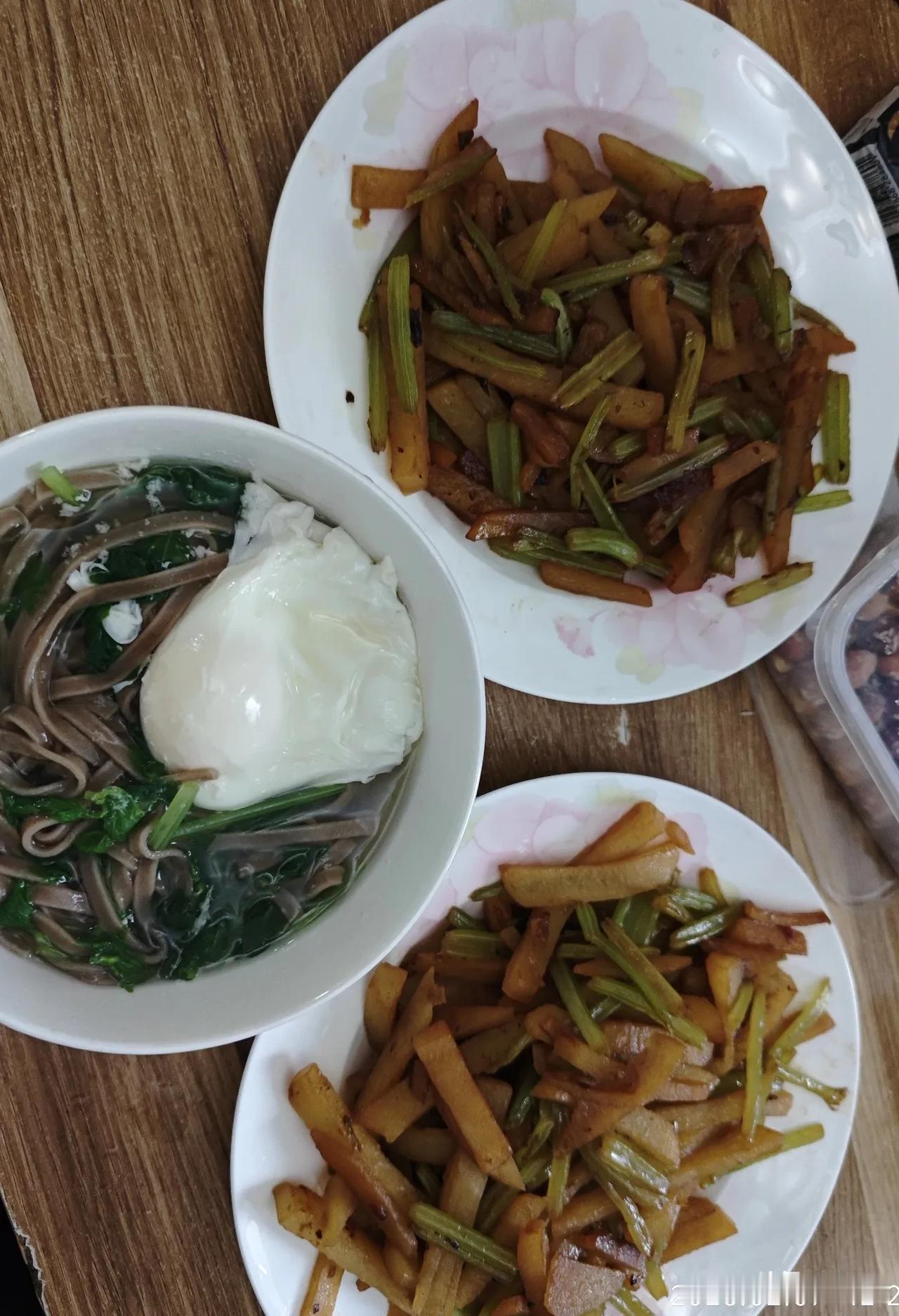 今天孩子第一次尝试做了

番茄炒蛋以外的菜——芹菜土豆条。

真没想到这么好吃，