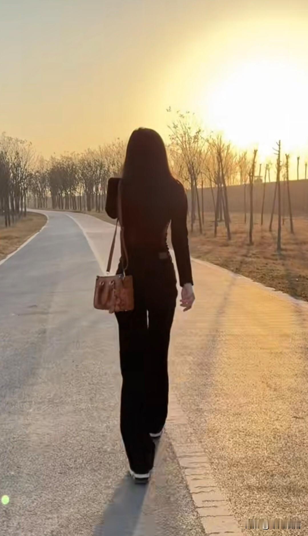 一壶新茗浮香细，静享时光慢品真。