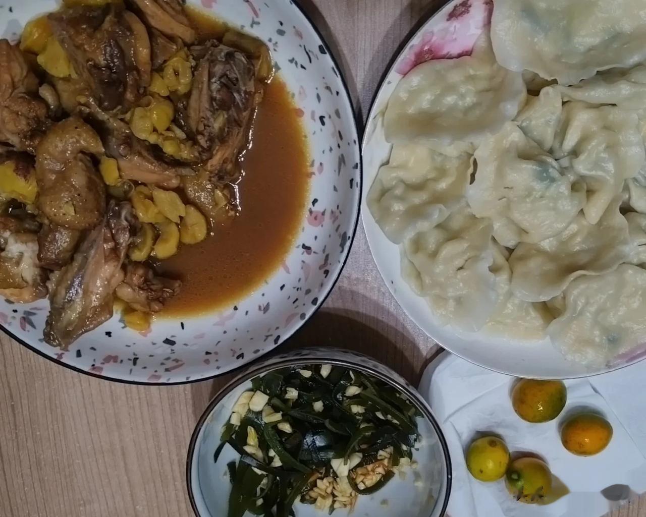 #记录我的12月#
今日大雪节气，山东人的习惯必须吃饺子。
大白菜豆腐馅儿素饺子