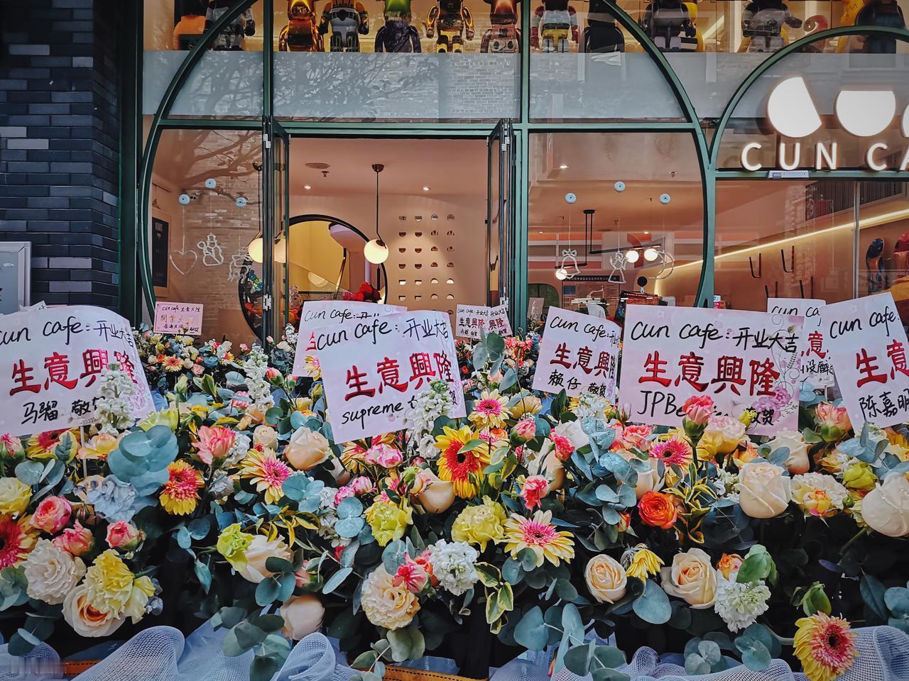 开店久了你会发现，其实很多同行都很“卷”！
我街边开店6年，见识过8个同行。

