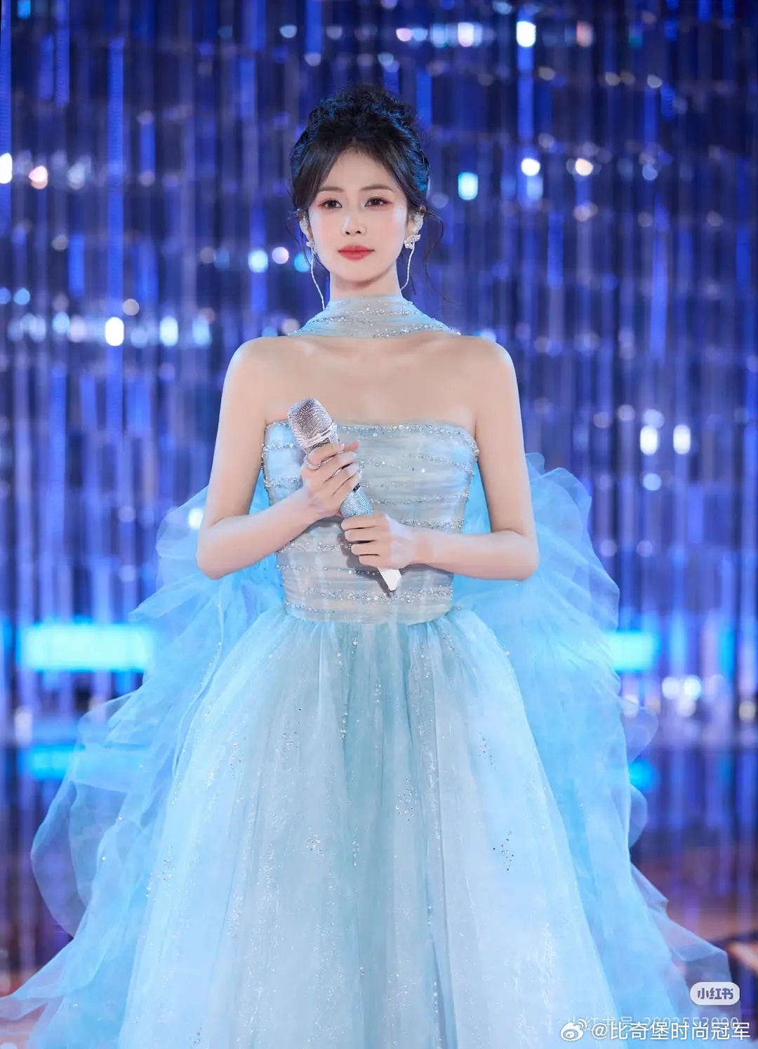 好可惜，白鹿都没钱营销美貌，明明每次晚会活动都是最出色的那几个来着 