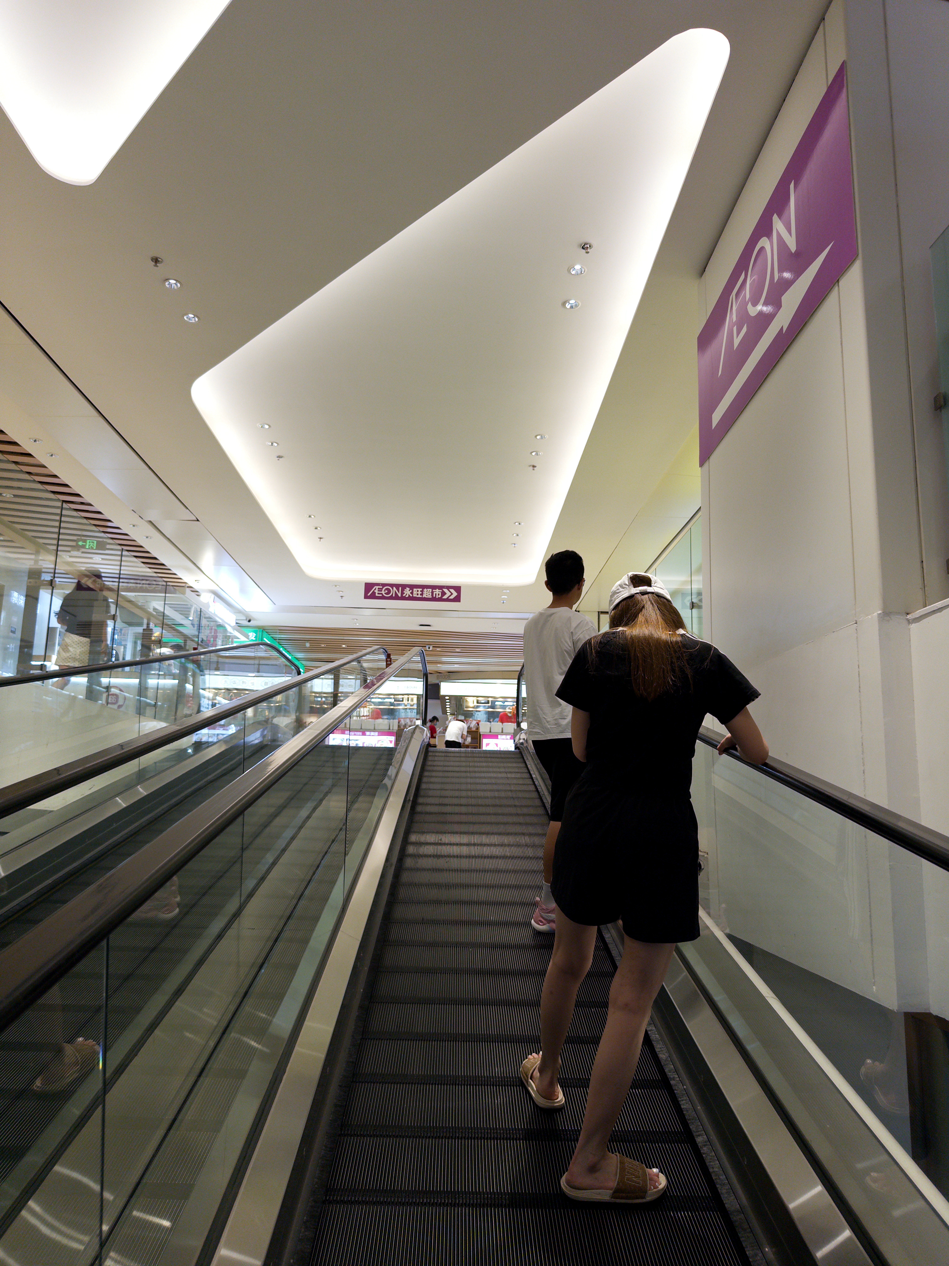 本来今天说换个地方带老婆来看看i8……结果这里是展台没有店，就停着一辆L6和一辆