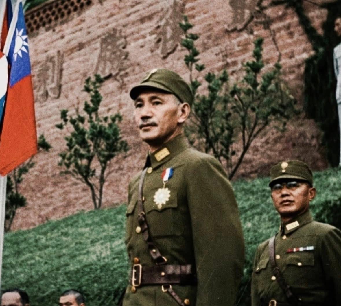 抗战时期的老蒋，与之合影的国军将领我只认出了何应钦，大家能认出几位呢？抗日战争