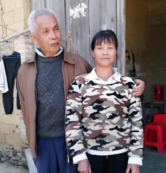 广西第一猛男！1994年，49岁梁二将19岁女工友带回村，随后两人开始疯狂生孩子
