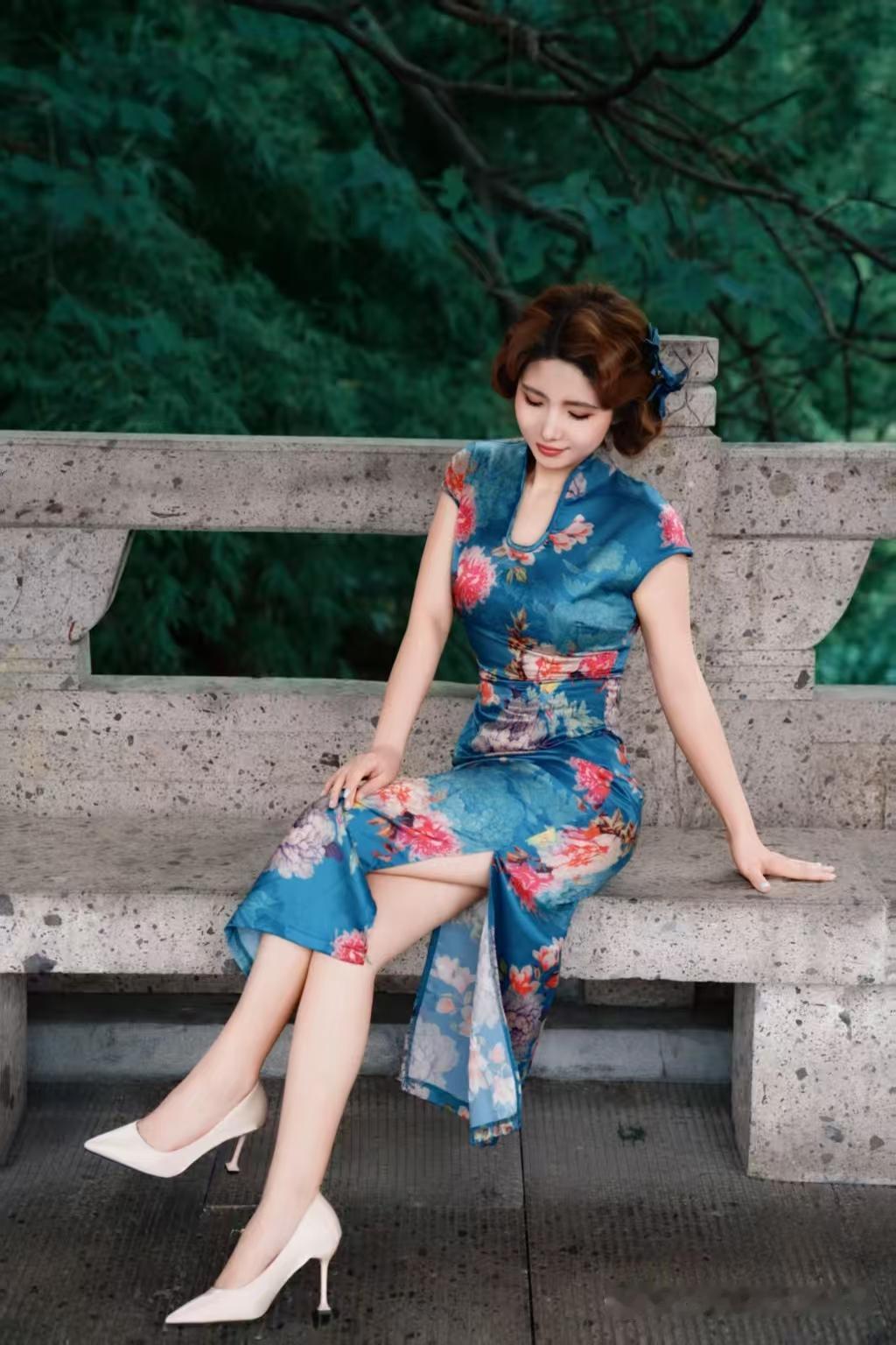 旗袍古巷
古巷青石拂翠风，
旗袍绰约立芳踪。
一身尽揽东方韵，
婉约柔情入画浓。