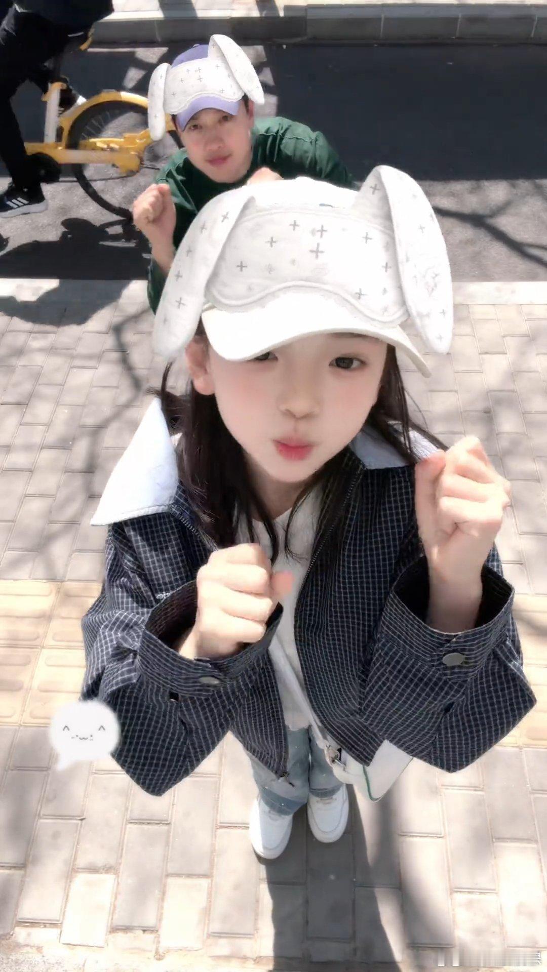 小酒窝和高云翔合拍手势舞小酒窝跟着音乐比手势，高云翔默默蹲在身后温柔注视，满眼都