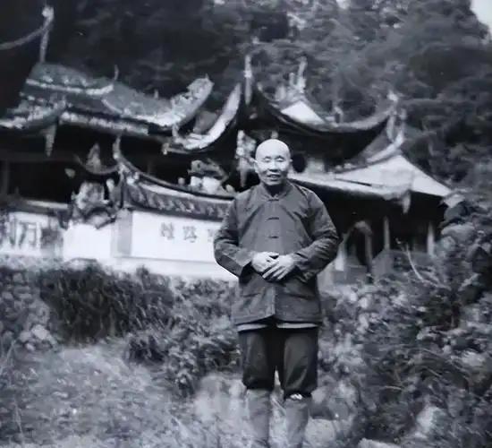 中央红军长征后，留在苏区的部队面临着敌人的疯狂进攻。当时，中共闽赣省委书记兼闽赣