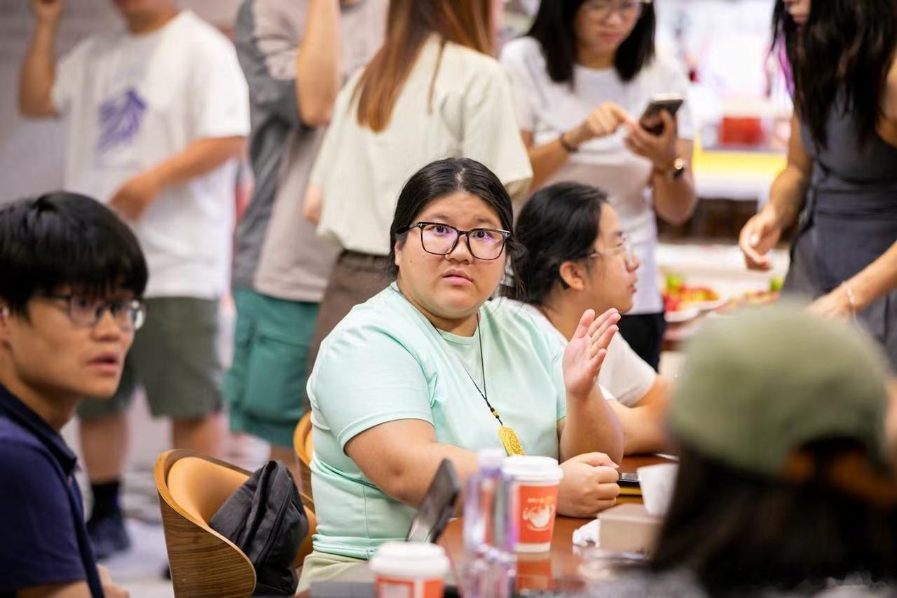 再也不用假装听懂了别让听障者被迫假装听懂我希望“不用假装听懂”也意味着，不必隐藏