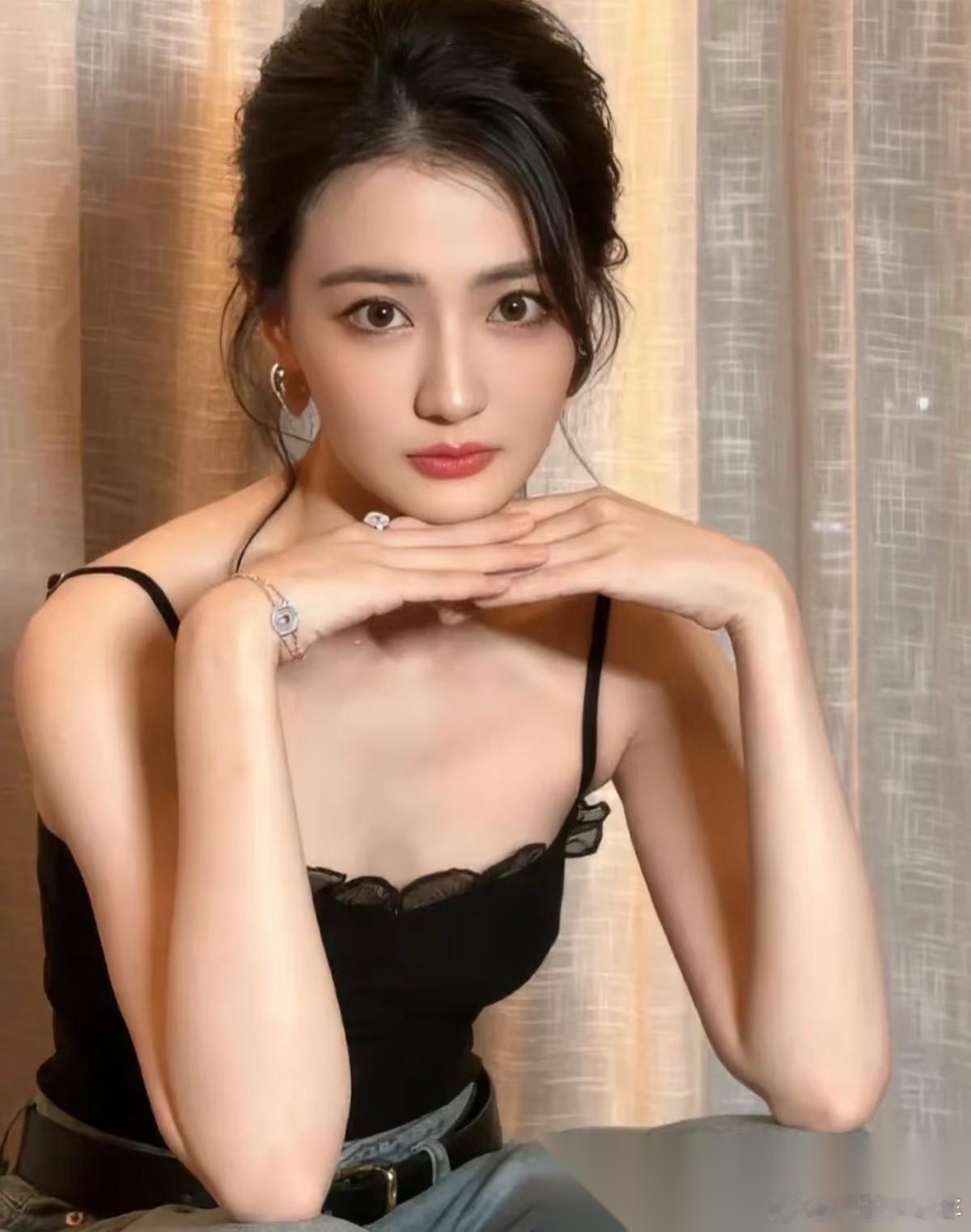 这下好了！ 现在不光粉丝知道，连路人都看明白了， 顶流女明星徐璐，妥妥今年最惨女