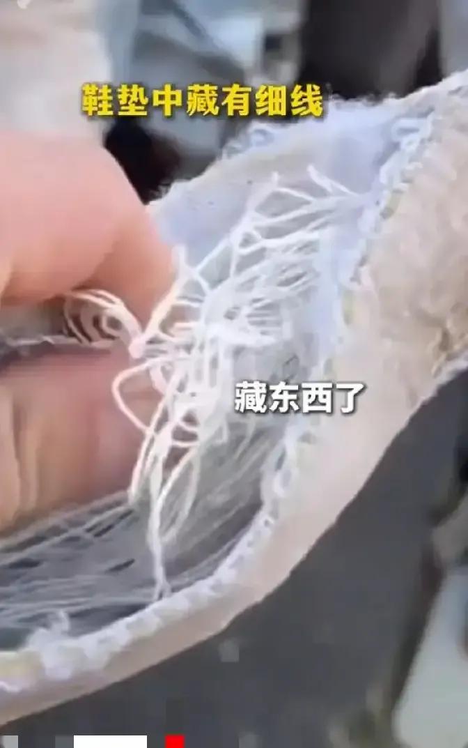 老中医刚被裁判从鞋垫里抽出那根一米五的绳子，脸就绿了。
赛前他直播还拍胸脯说这回