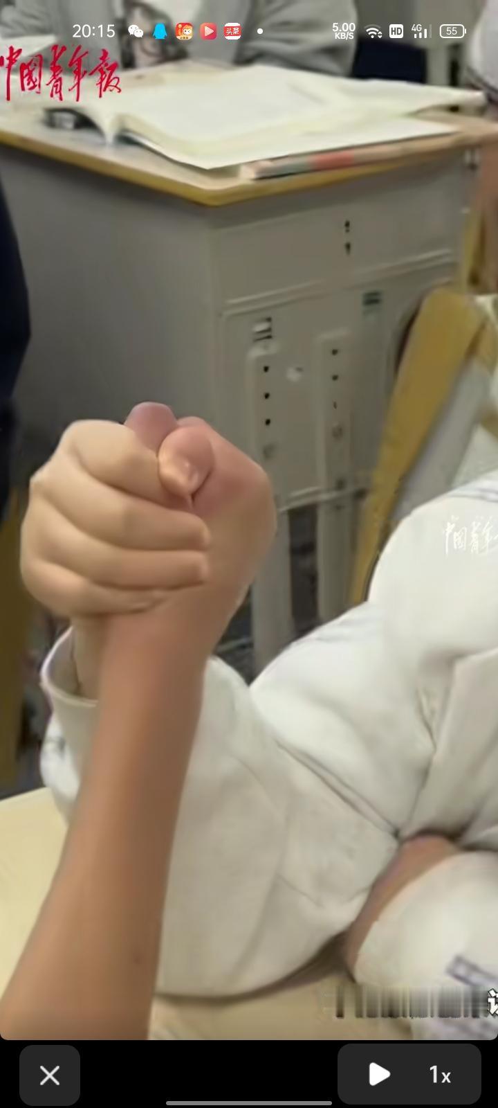 4月29日，湖北天门。高一年级的学生考完试后，女生掰手腕单挑男生，现场学生们给他