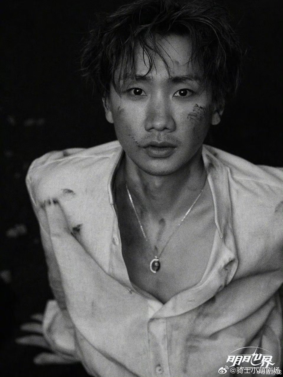 汪苏泷黑白战损九宫格打破固有印象，黑白镜头下的战损造型张力十足，每一张都充满故事